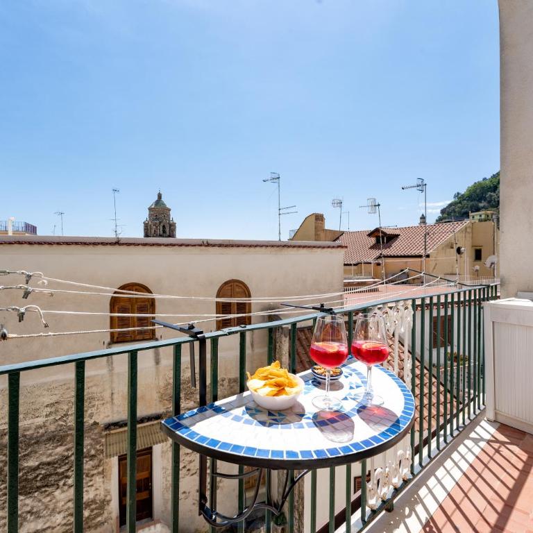 Amalpha Domus 100 sqm Apt with AC WiFi and balcony - 3rd floor, 50 steps in the Building - Appartamento con 2 Camere da Letto - 28