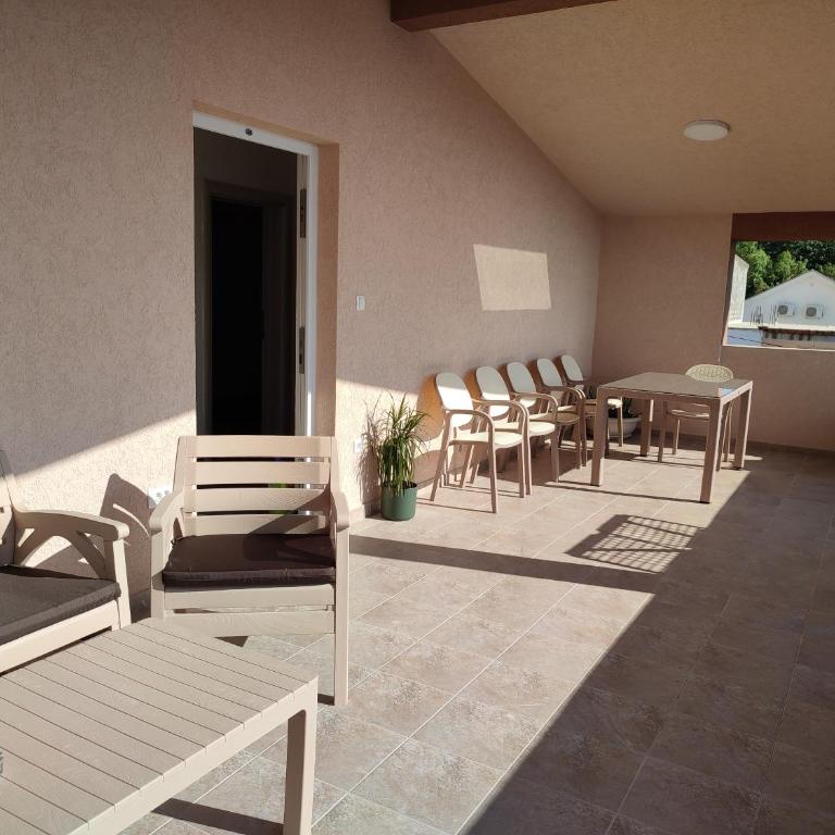 Sayohat Apartments - Apartment with Terrace - 5
