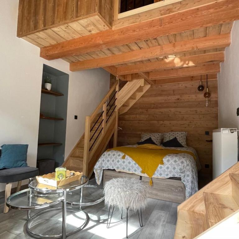 CHAMBRES D'HÔTES LES CHAMBRES D'ELSA - Chambre Triple avec Terrasse - 1