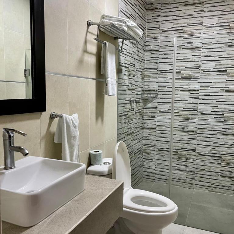 Suites Los Arcos - Queen Room - 6