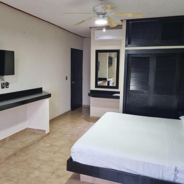 Suites Los Arcos - King Room - 12