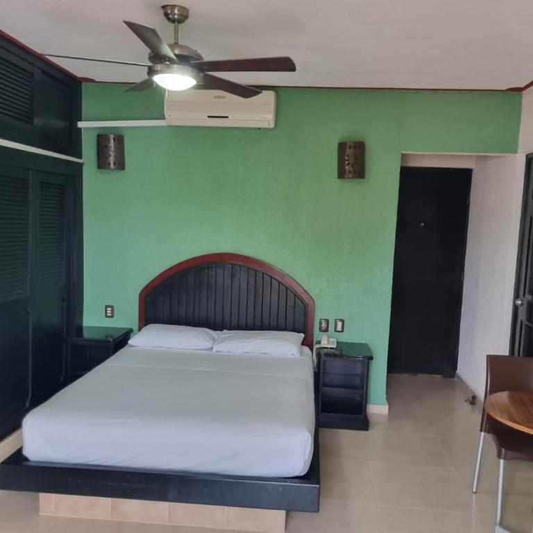 Suites Los Arcos - King Room - 3