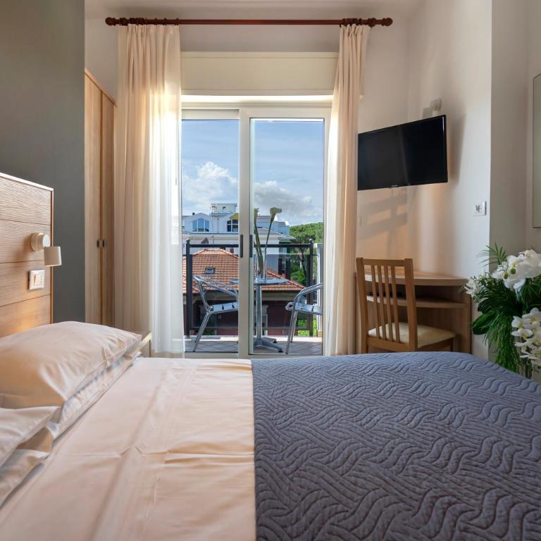 Hotel Mocambo Riccione CENTRALISSIMO AL MARE - Economy Double or Twin Room with Balcony - 2