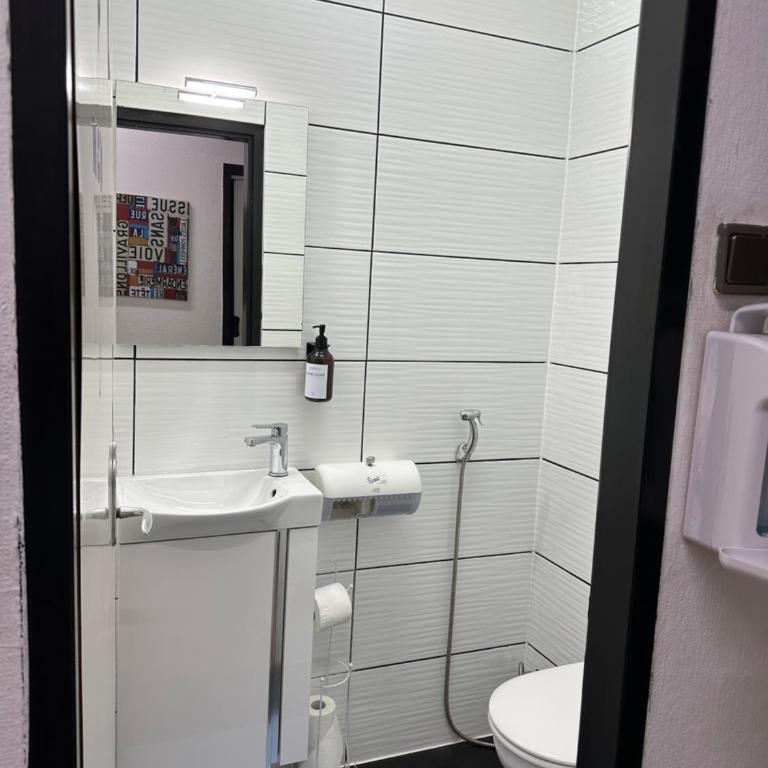 HOSTEL LOVELY ROOMS CITY CENTER, shared Bathroom - Economy Quadruple Room with Shared Bathroom - 11