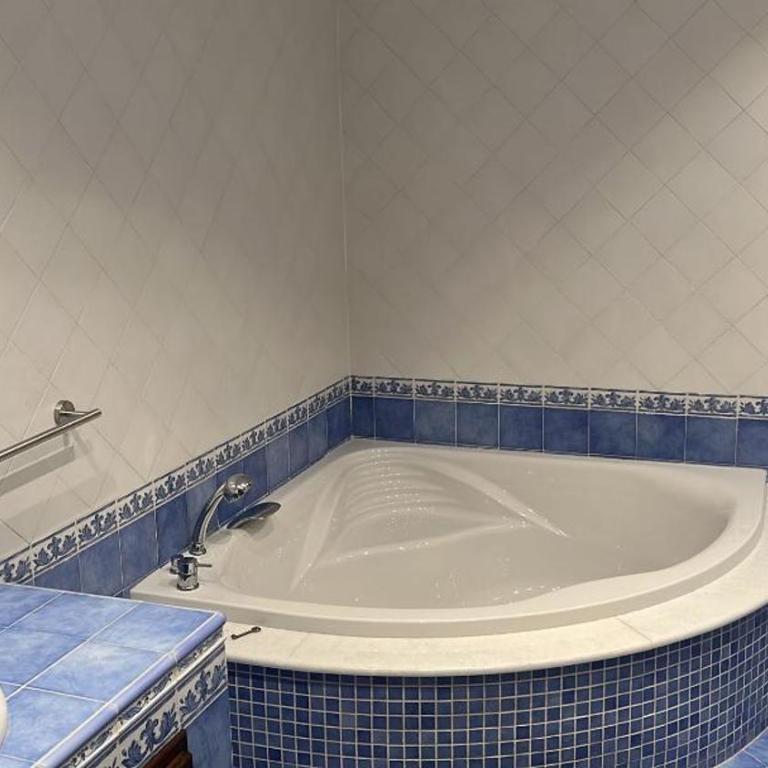 VILLA PARADISO ACIREALE "con piscina in esclusiva o condivisa " - Camera Matrimoniale Deluxe con Vasca - 2