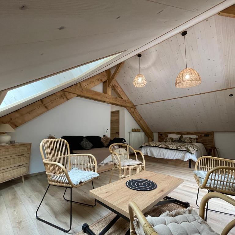 CHAMBRES D'HÔTES LES CHAMBRES D'ELSA - Chambre Familiale avec Terrasse - 14