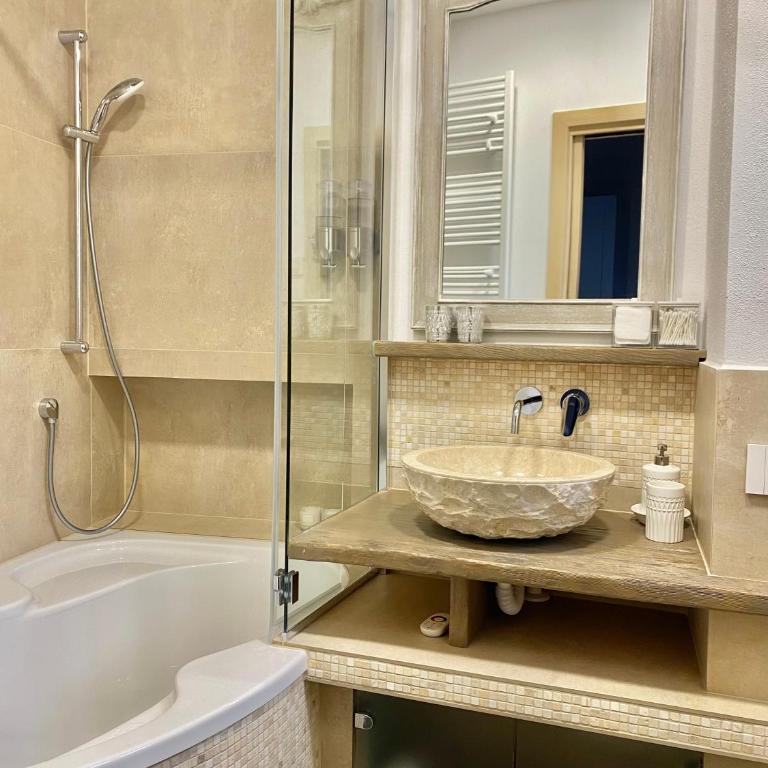 Premium Unique Lakeside view 90 m2 IlRusticodiB Apartment with private garden - Two-Bedroom Apartment - 67