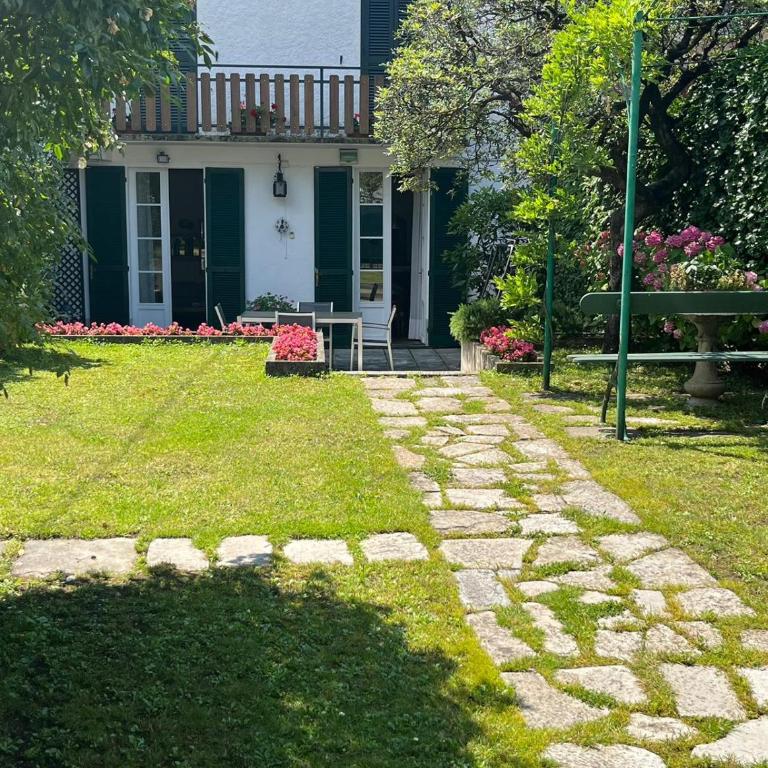 Casa Gelsomino -Casa with garden, near the Lake - Casa con 2 Camere da Letto - 1