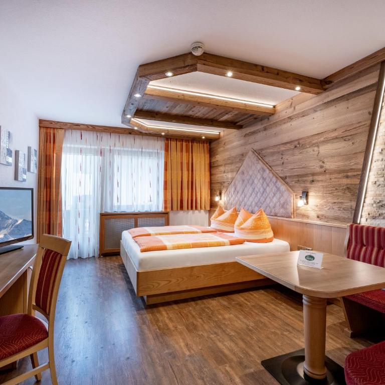 Hotel Alpina - Doppelzimmer mit Balkon - 2