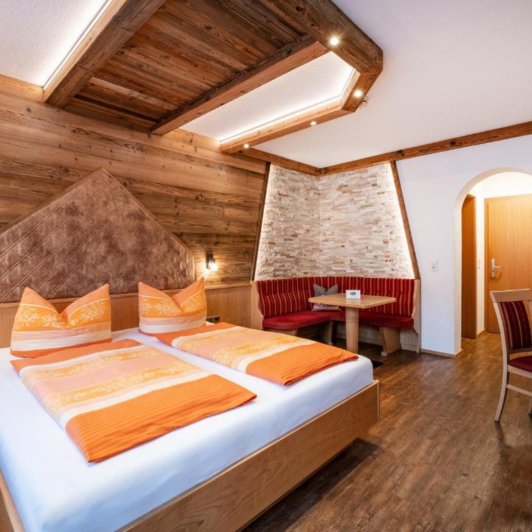 Hotel Alpina - Doppelzimmer mit Balkon - 4