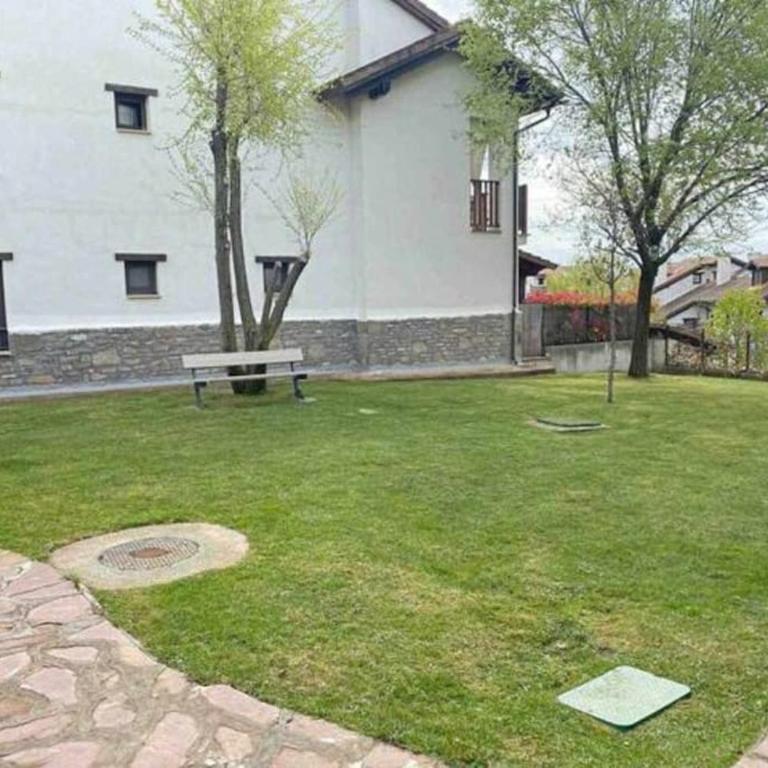 Un encanto de dúplex - Three-Bedroom Apartment - 4