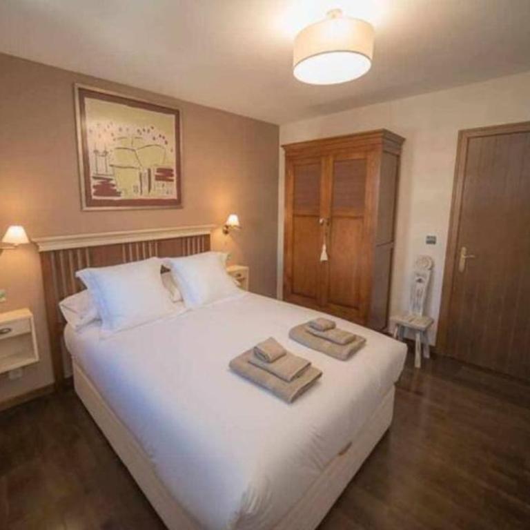 Un encanto de dúplex - Three-Bedroom Apartment - 29