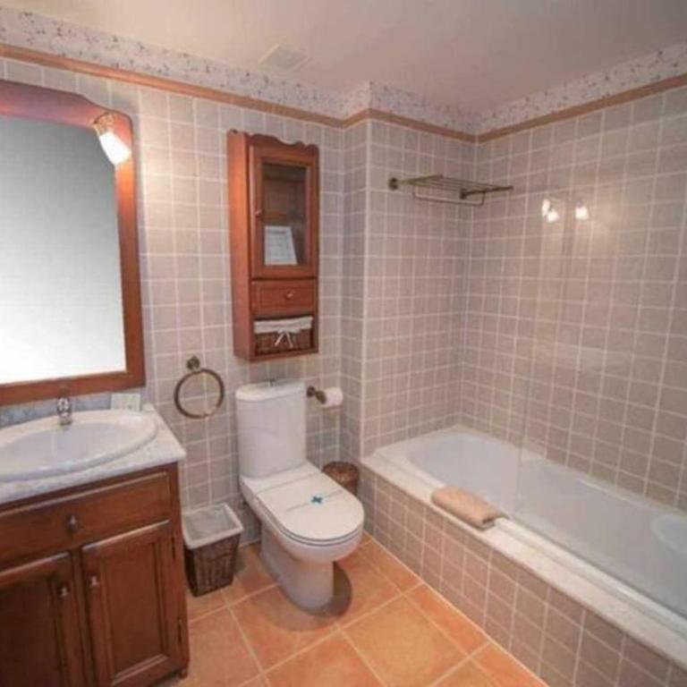 Un encanto de dúplex - Three-Bedroom Apartment - 30