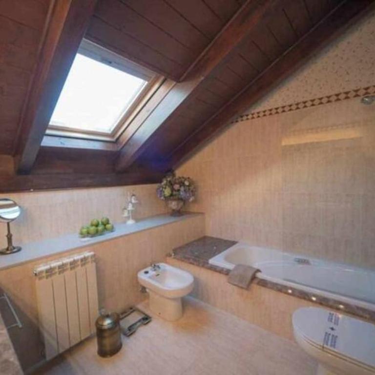 Un encanto de dúplex - Three-Bedroom Apartment - 48
