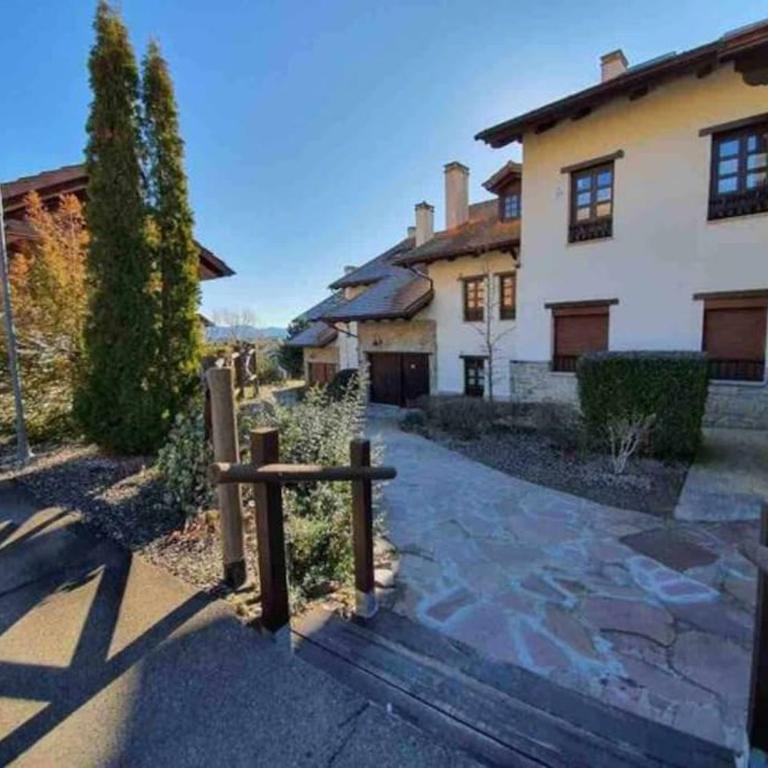 Un encanto de dúplex - Three-Bedroom Apartment - 2