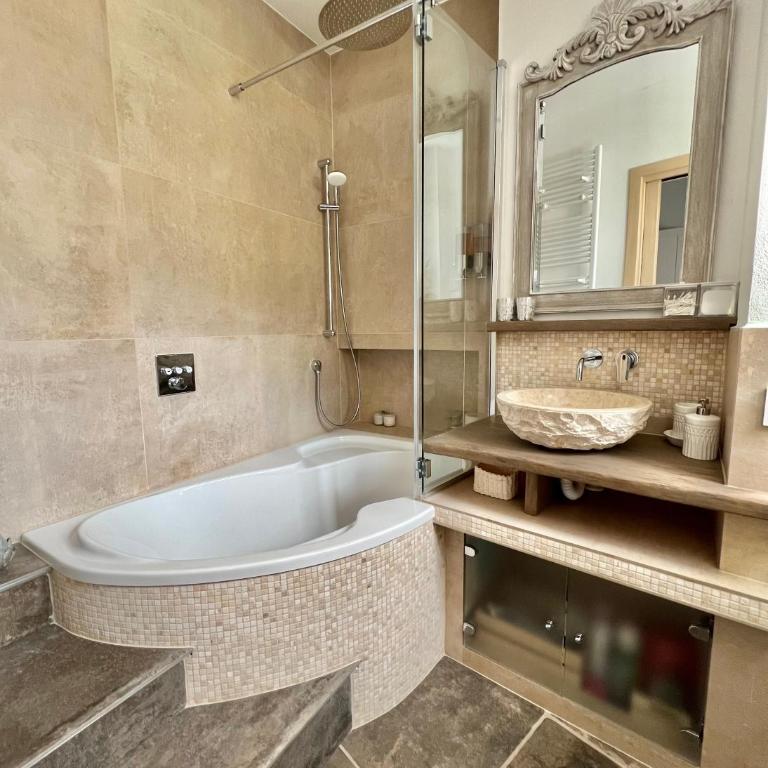 Premium Unique Lakeside view 90 m2 IlRusticodiB Apartment with private garden - Two-Bedroom Apartment - 63