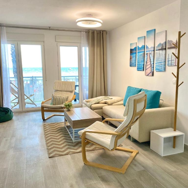 Blue house 1ª linea playa - Three-Bedroom Apartment - 18