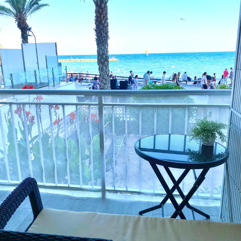Blue house 1ª linea playa - Three-Bedroom Apartment - 15