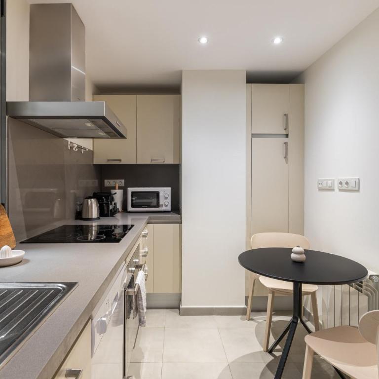 Les Corts Exclusive Apartments by Olala Homes - Two-Bedroom Apartment with Balcony - 13