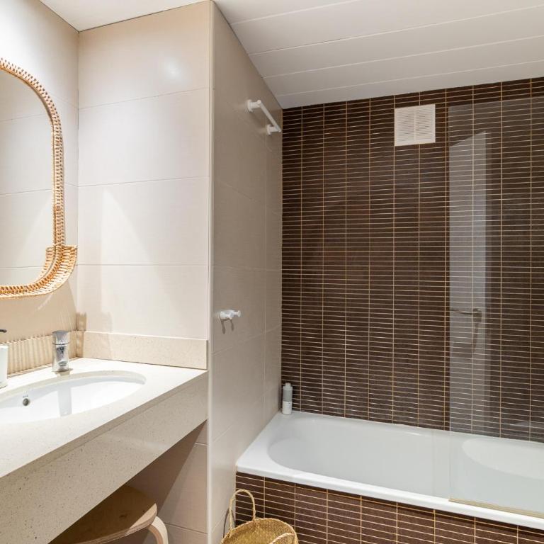 Les Corts Exclusive Apartments by Olala Homes - Two-Bedroom Apartment with Balcony - 14