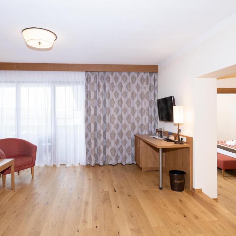 Hotel Wöscherhof - 4 Sterne Superior - Comfort Suite „FEIN_DAHUAM“ mit einem Schlafzimmer und Balkon - 5