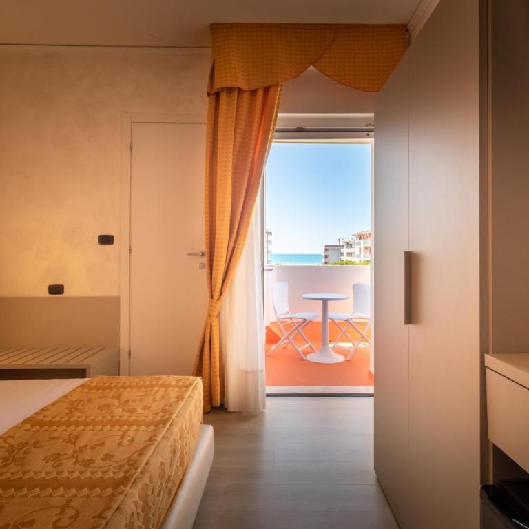 Continental B&B City Hotel - Camera Matrimoniale con Balcone - 9