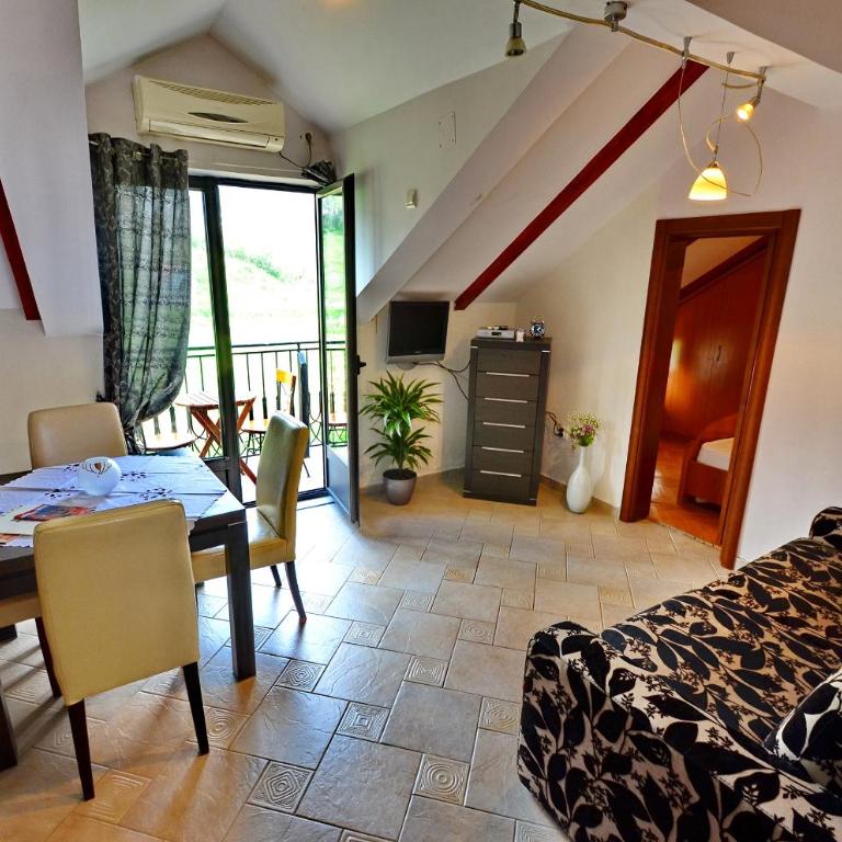 Apartments Ivetić - One-Bedroom Apartment with Balcony - 9