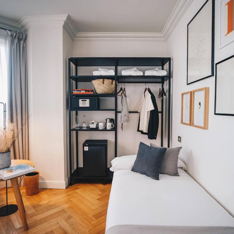 Dear Hotel Madrid - Deluxe Triple Room - 8