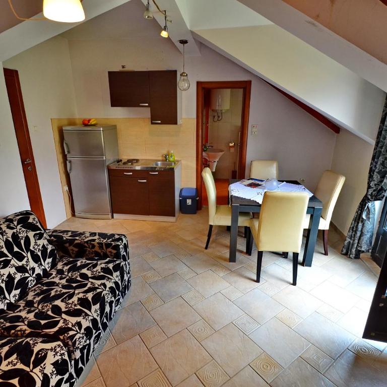 Apartments Ivetić - One-Bedroom Apartment with Balcony - 1