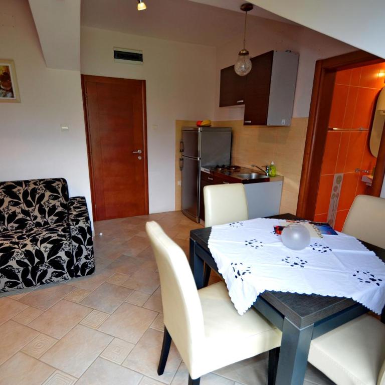 Apartments Ivetić - One-Bedroom Apartment with Balcony - 2
