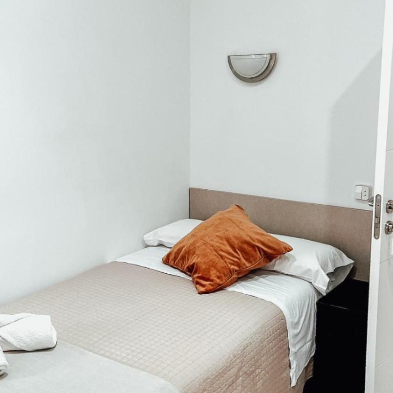 Hostal Ruta de Francia - Twin Room with Extra Bed - 2