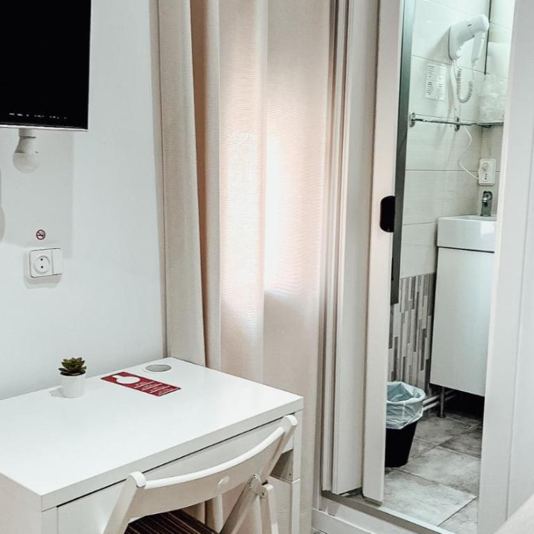 Hostal Ruta de Francia - Twin Room with Extra Bed - 3