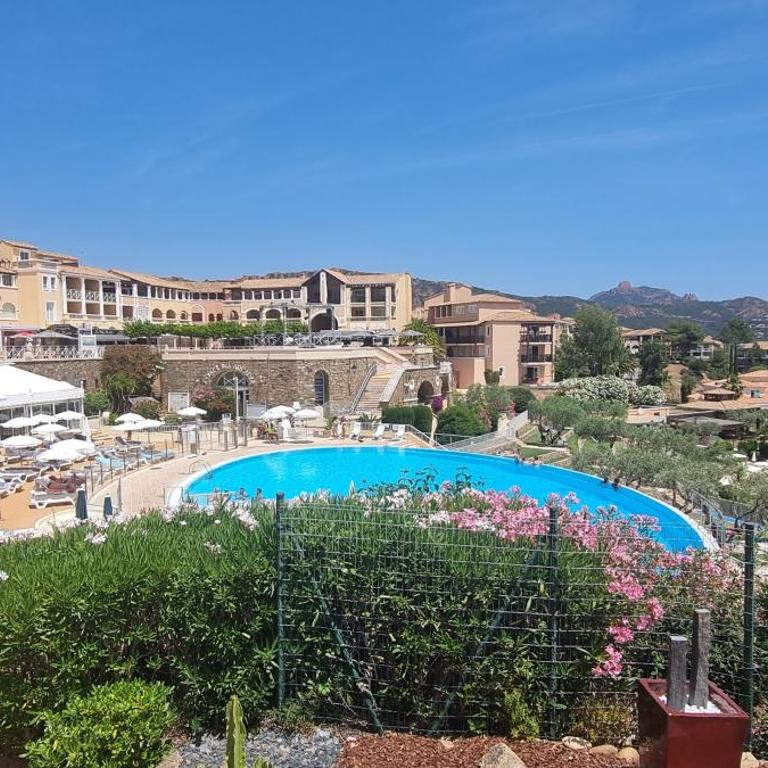 Agay Cap Esterel Village Allée Fleurs - F2 Clim vue golf et mer - Grande terrasse plein sud - Appartement 1 Chambre - 93