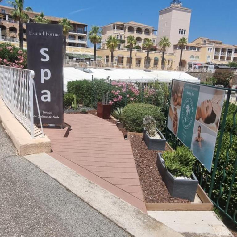 Agay Cap Esterel Village Allée Fleurs - F2 Clim vue golf et mer - Grande terrasse plein sud - Appartement 1 Chambre - 85