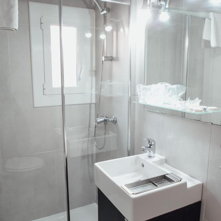 Hostal Ruta de Francia - Twin Room - 11