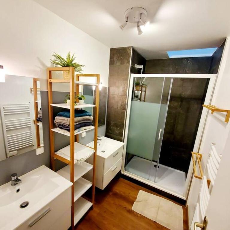 Appartement Chaleureux au pied de la Cité avec Parking - Two-Bedroom Apartment - 9