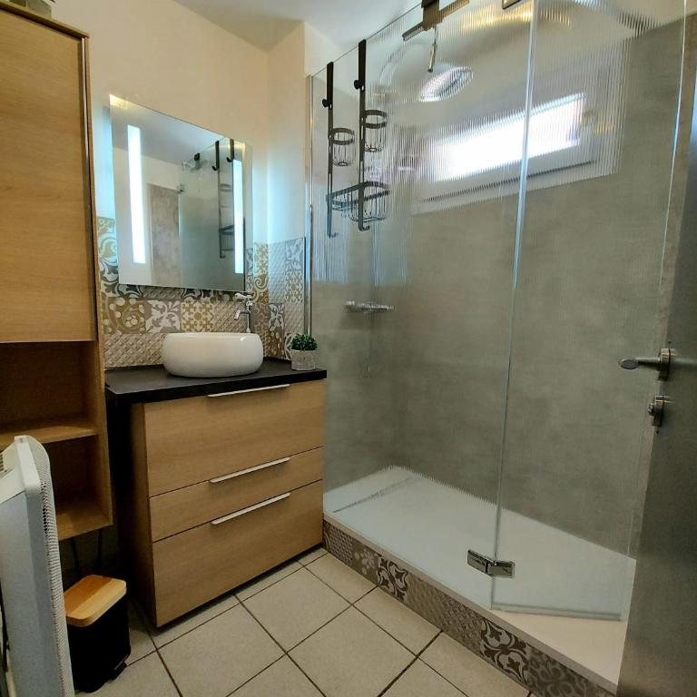 Gîte classé 3 étoiles dans résidence standing avec - Piscine Clim Parking Wifi Prêt Vélos - Ménage et linge non inclus - Apartment with Terrace - 15