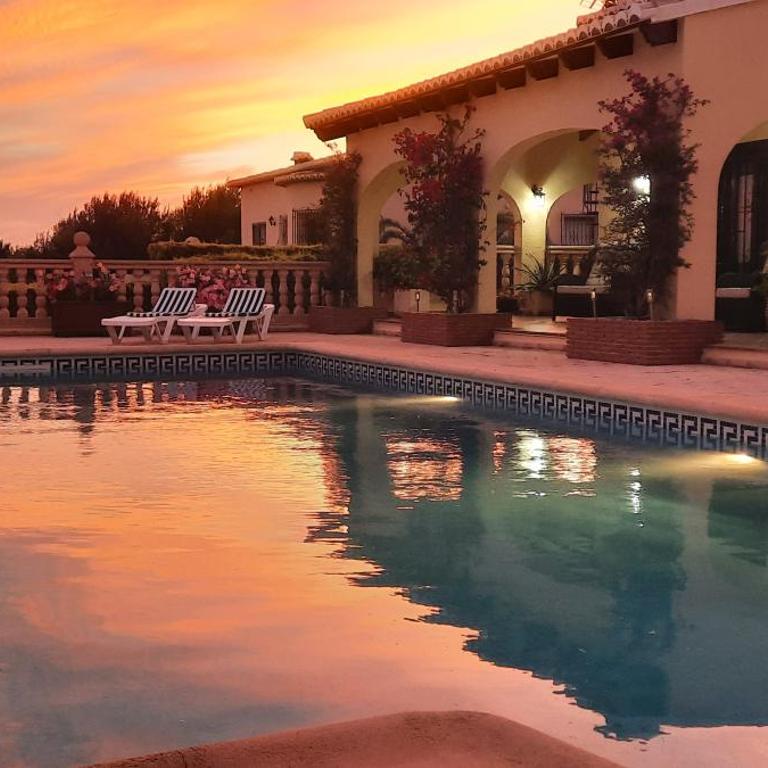 TOP RATED Luxury 4 Bed Villa - Beach Moments Away, Private Pool, Open Views - Villa - 37