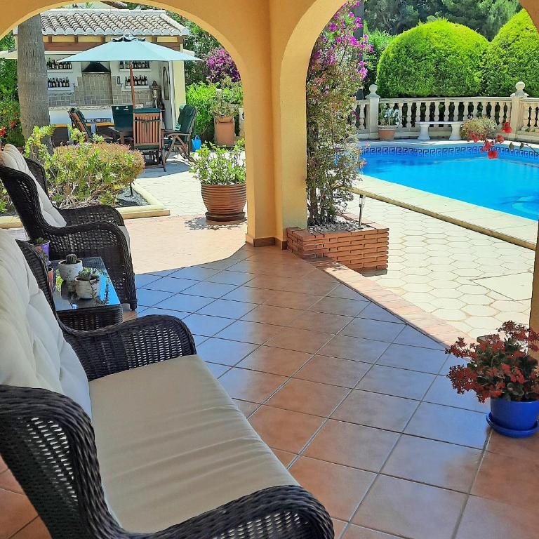 TOP RATED Luxury 4 Bed Villa - Beach Moments Away, Private Pool, Open Views - Villa - 9