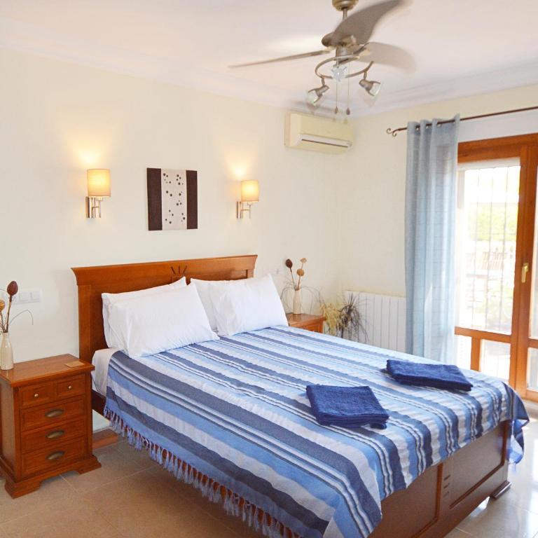 TOP RATED Luxury 4 Bed Villa - Beach Moments Away, Private Pool, Open Views - Villa - 8