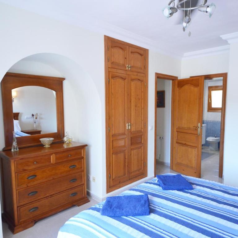 TOP RATED Luxury 4 Bed Villa - Beach Moments Away, Private Pool, Open Views - Villa - 11