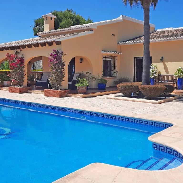 TOP RATED Luxury 4 Bed Villa - Beach Moments Away, Private Pool, Open Views - Villa - 1