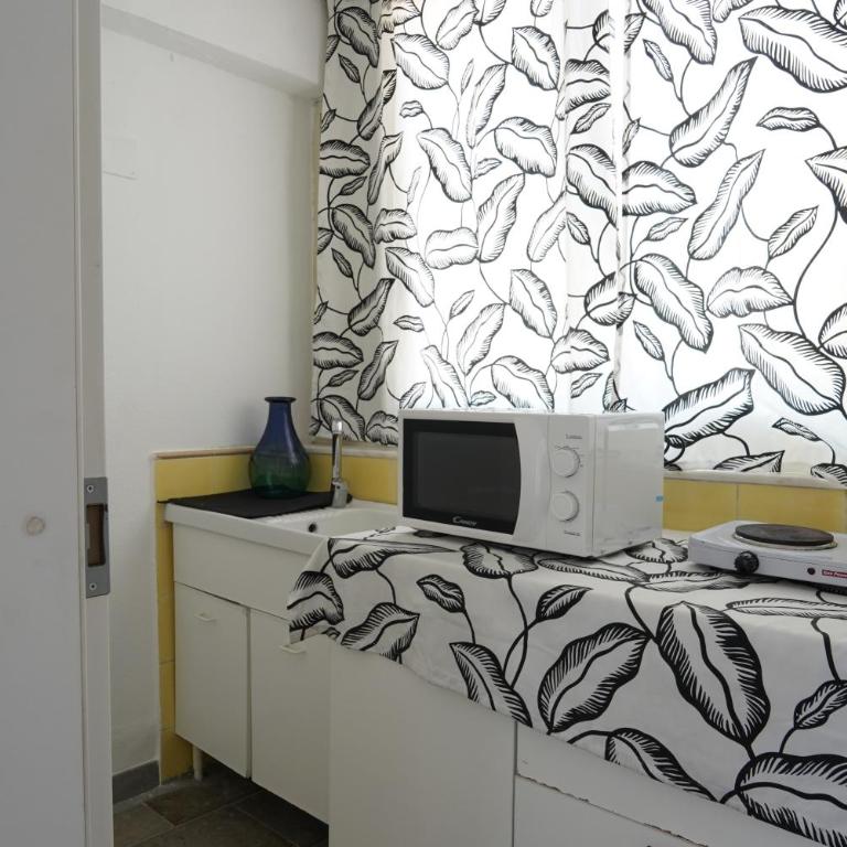 Airport suite - Family Room - 4