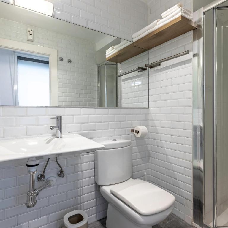 Victorooms - Double Room with Patio View - 3