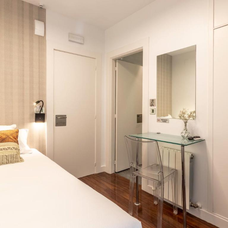 Victorooms - Single Room with Patio View - 1