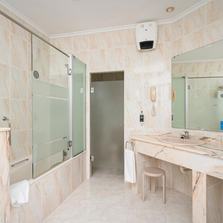 Hotel Hernán Cortés - Habitación Doble Premium - 1 o 2 camas - 5