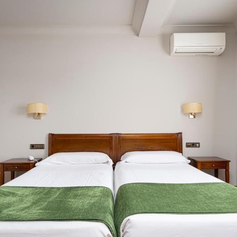 Hotel Hernán Cortés - Habitación Doble Premium - 1 o 2 camas - 3