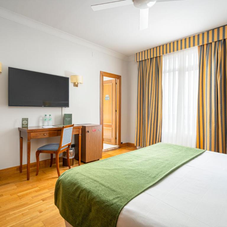 Hotel Hernán Cortés - Habitación Doble Premium - 1 o 2 camas - 6