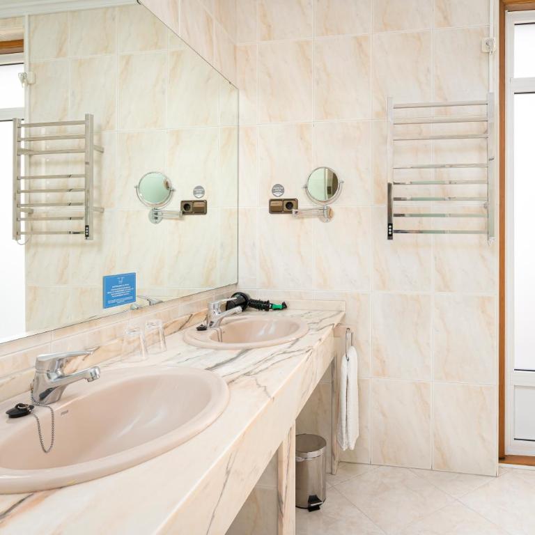 Hotel Hernán Cortés - Habitación Doble Premium - 1 o 2 camas - 8