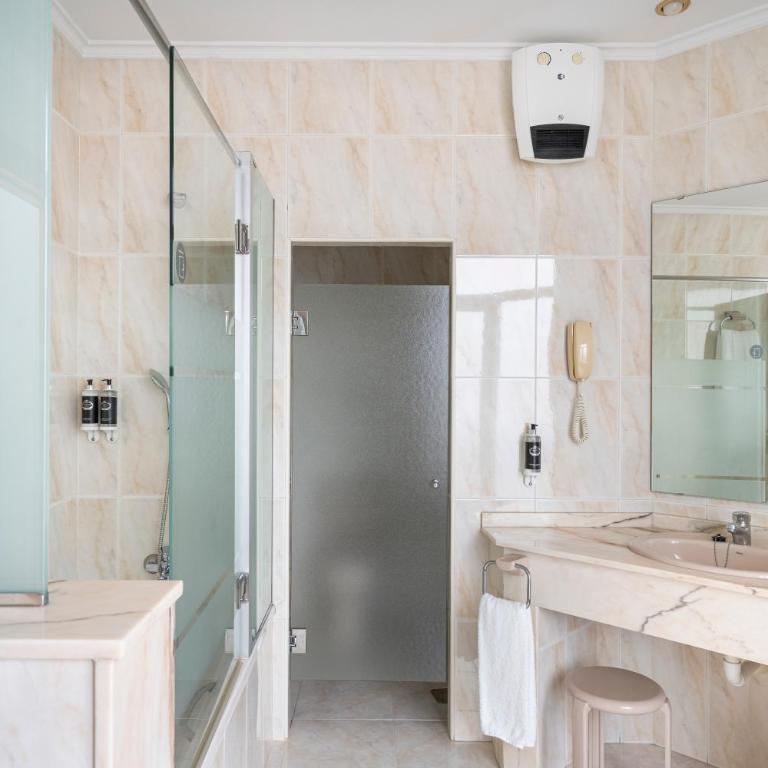 Hotel Hernán Cortés - Habitación Doble Premium - 1 o 2 camas - 10